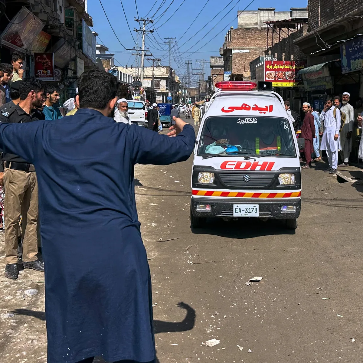 Pakistan - Schuldach in der Stadt Peshawar stürzt ein - Zahlreiche Tote und Verletzte