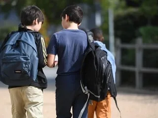 Comment aider ses enfants à retrouver le bon rythme avant la rentrée