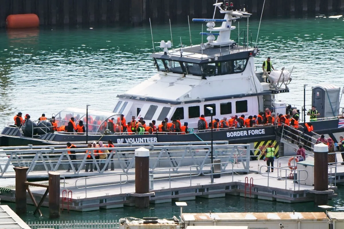 Hundreds of migrants cross Channel after hiatus