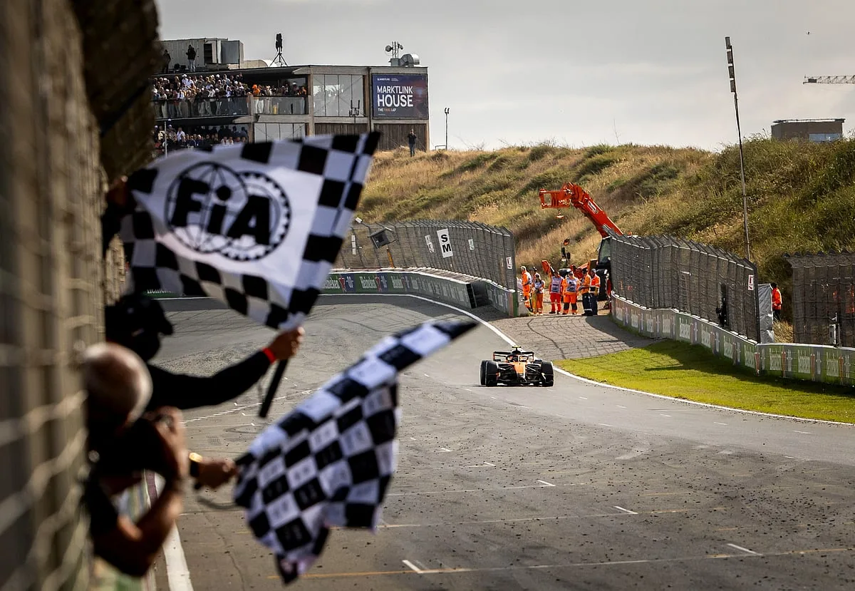Norris triunfa na despedida de Zandvoort em dia marcado por abandono de Verstappen e polémica na Mercedes