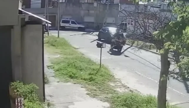 Asesinaron a un policía federal para robarle la moto frente a un supermercado en Lanús