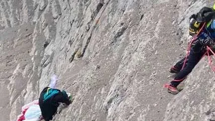 Isère : un parapentiste secouru à 200 mètres au-dessus du vide