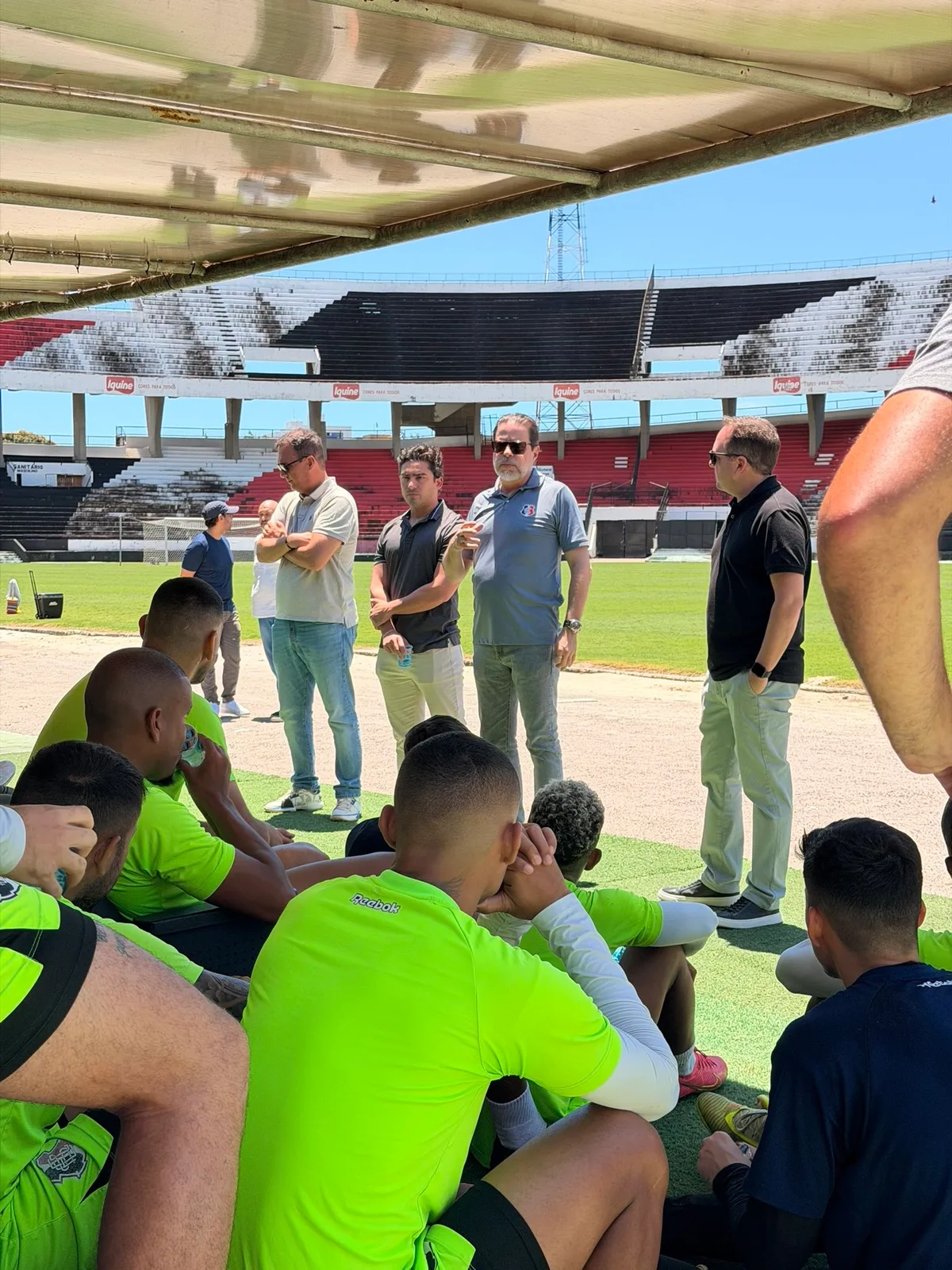 Elenco do Santa Cruz tem conversa com futuro investidor da SAF antes de jogo contra o Floresta