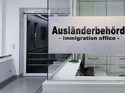 Firmen verzichten trotz Bedarf: Mittelstand beklagt Barrieren bei Einstellung ausländischer Fachkräfte