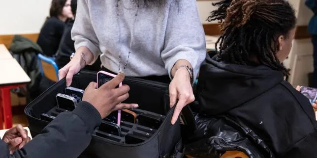 L’interdiction du téléphone portable dans les lycées, à l’épreuve du réel et de ses contraintes, pourrait mettre plusieurs semaines à se matérialiser