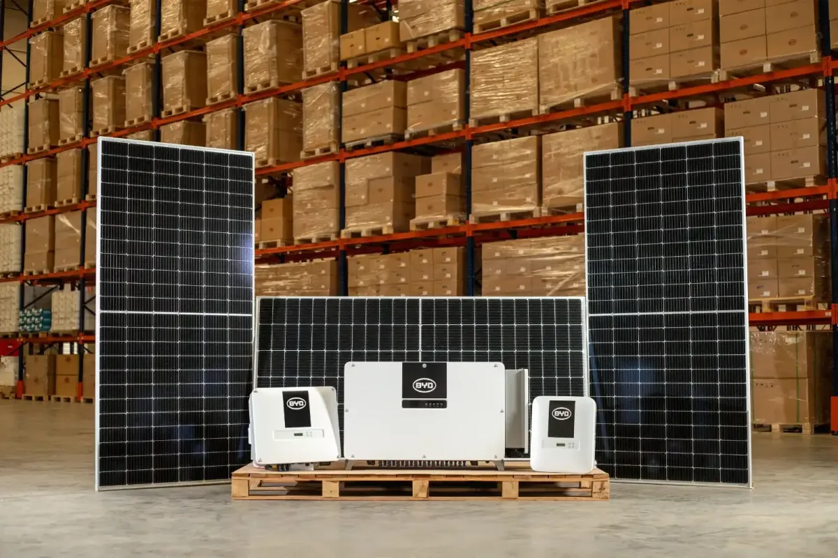 BYD passa a vender kit solar com desconto em 233 concessionárias: potência total de 4,8 kWp, inversor, estrutura de suporte, cabos e conectores que geram até 600 kWh mensais