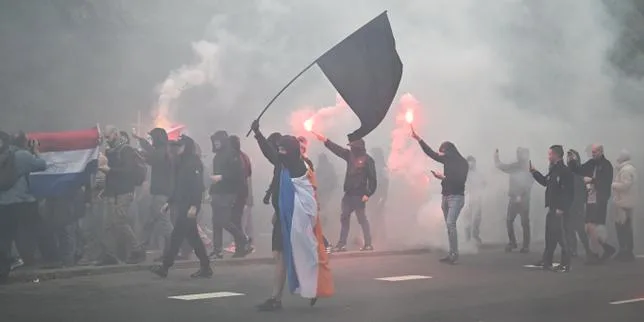 A La Haye, des saluts hitlériens et des slogans antisémites lors d’une marche d’extrême droite interdite