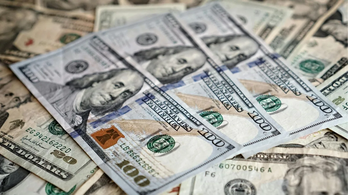 Dólar sobe 0,32% e fecha a R$ 5,193; Bolsa fica estável