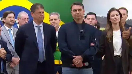 Flávio investe em menções a Deus ao defender preparo e citar “propósito”