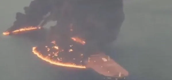 Irán incendia un superpetrolero después de que EU levantara el bloqueo naval