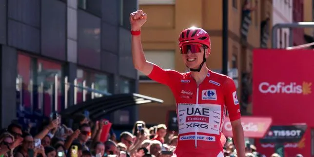 Tadej Pogacar, une nouvelle fois sans rival, l’emporte en Andorre et conforte son maillot rouge sur la Vuelta