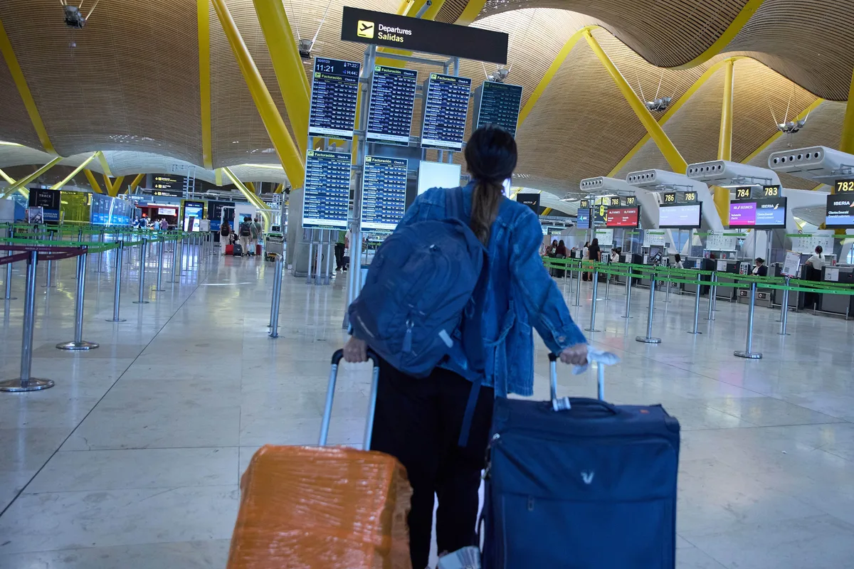 Alerta global por estafadores que se hacen pasar por aerolíneas o agencias de viaje en redes sociales