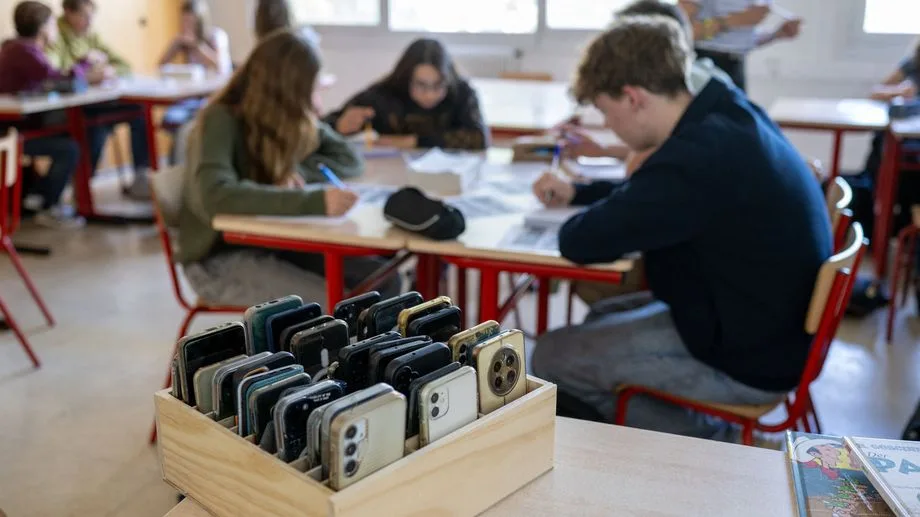 L'interdiction des téléphones portables dans les lycées "pourra être effective dès la rentrée", assure le gouvernement