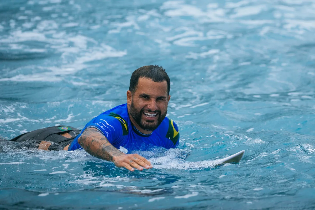 Ítalo Ferreira leva cinco pontos no nariz após acidente com prancha em Fiji