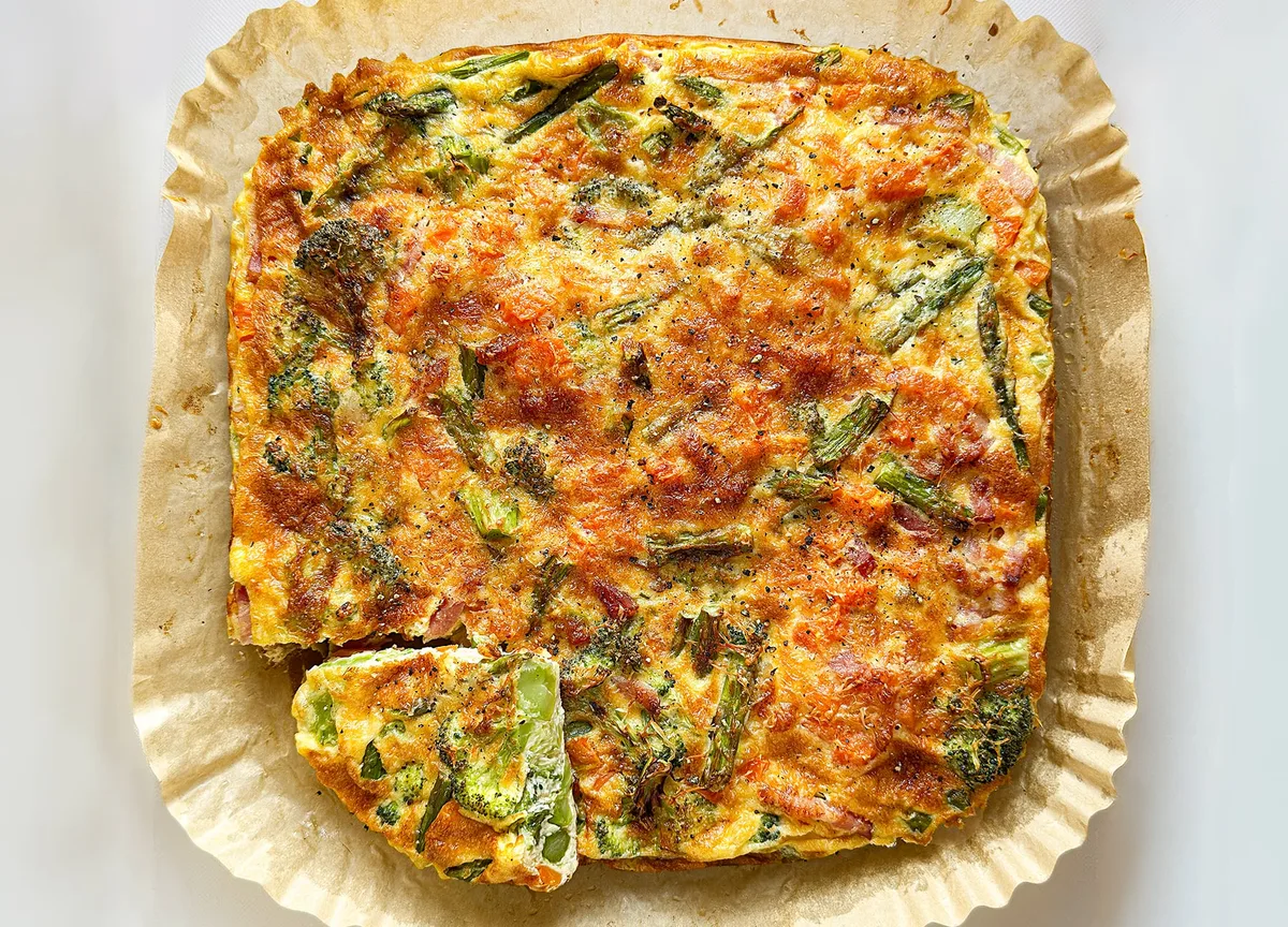 Pastel de verduras exprés, una receta para microondas o freidora de aire