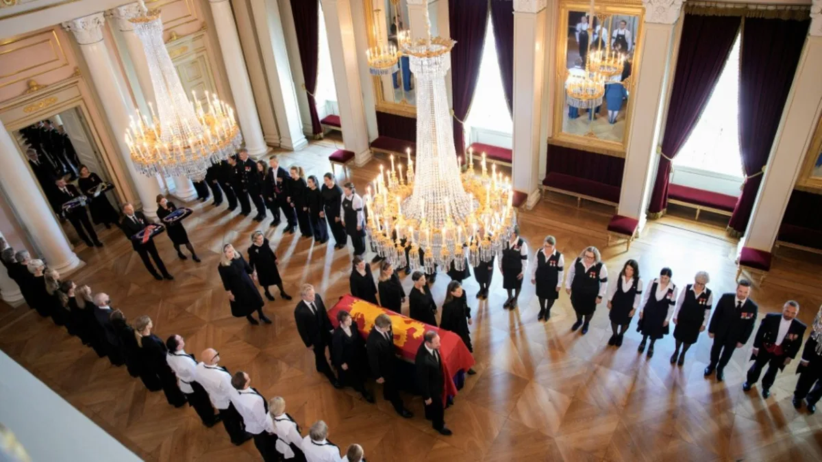Sarg von verstorbenem norwegischen König Harald V.in Schlosskapelle gebracht