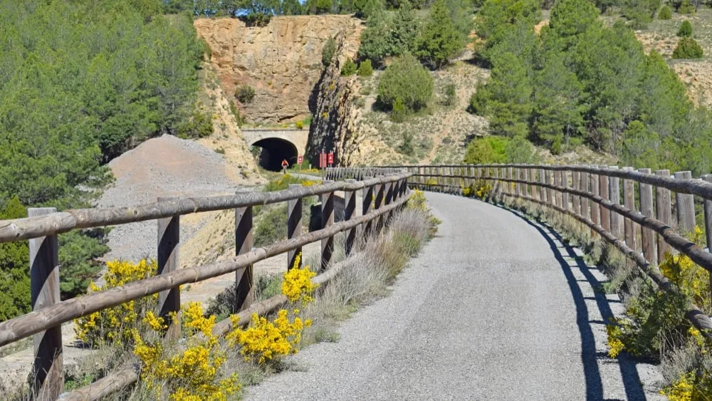 La vía verde más larga de España: 182,2 kilómetros de recorrido por tres provincias y paisajes radicalmente distintos