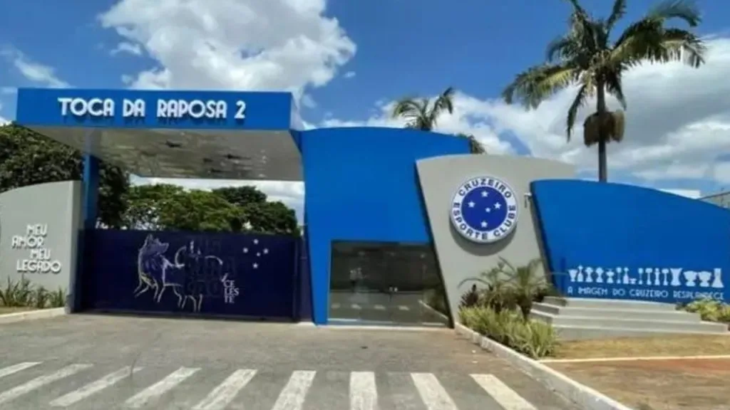 Torcedores do Cruzeiro protestam na Toca da Raposa II e fazem cobranças ao elenco
