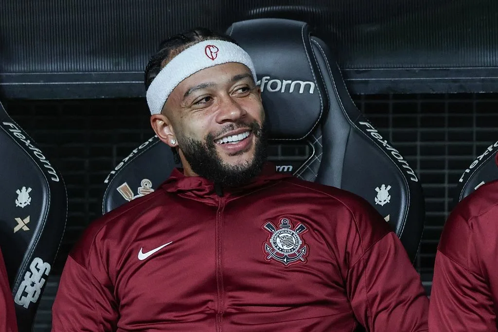 ‘O Corinthians é gigante’, diz Memphis Depay após renovação de contrato