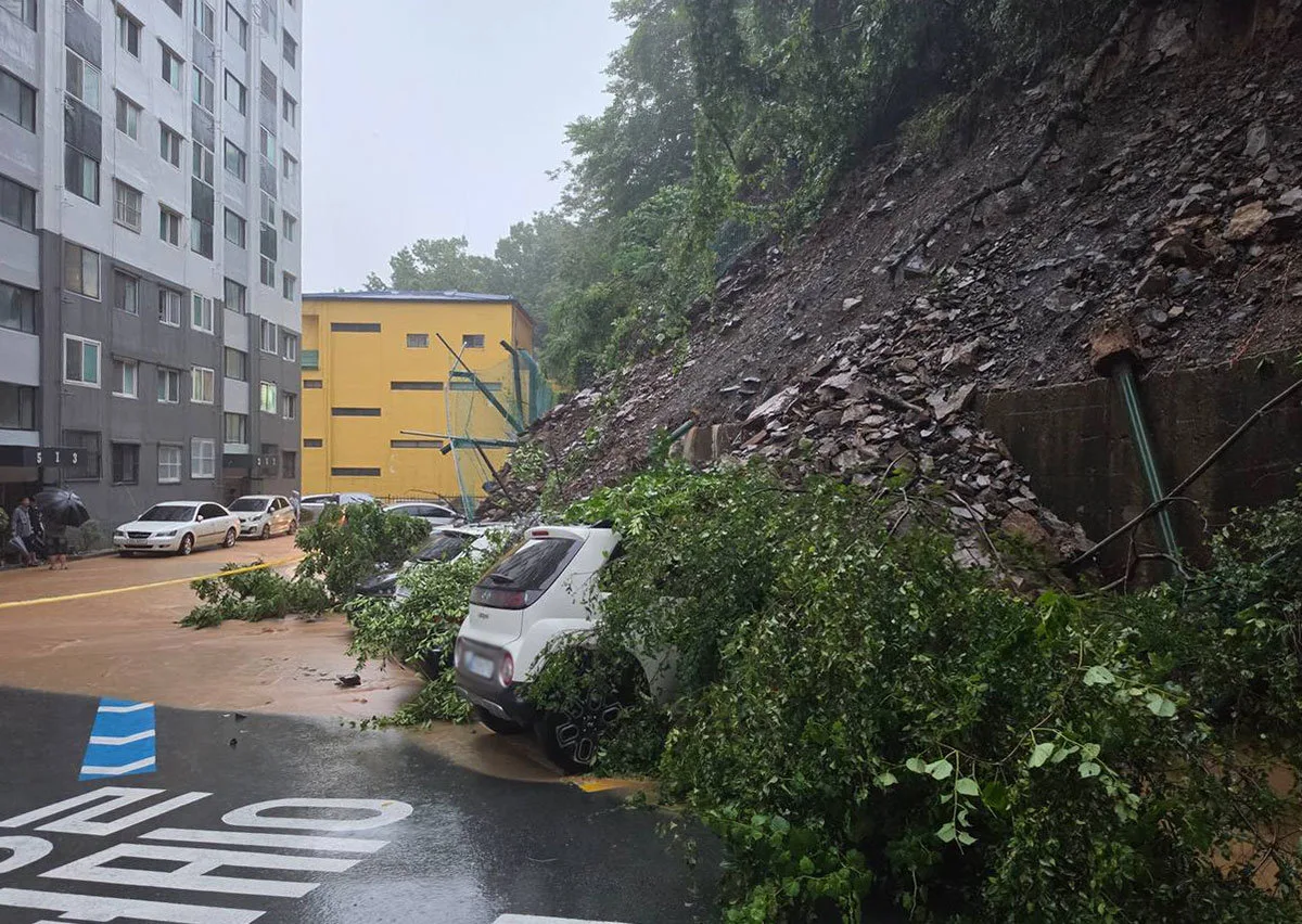 거제 옥포동 산사태 아파트 1층 덮쳐…1명 심정지