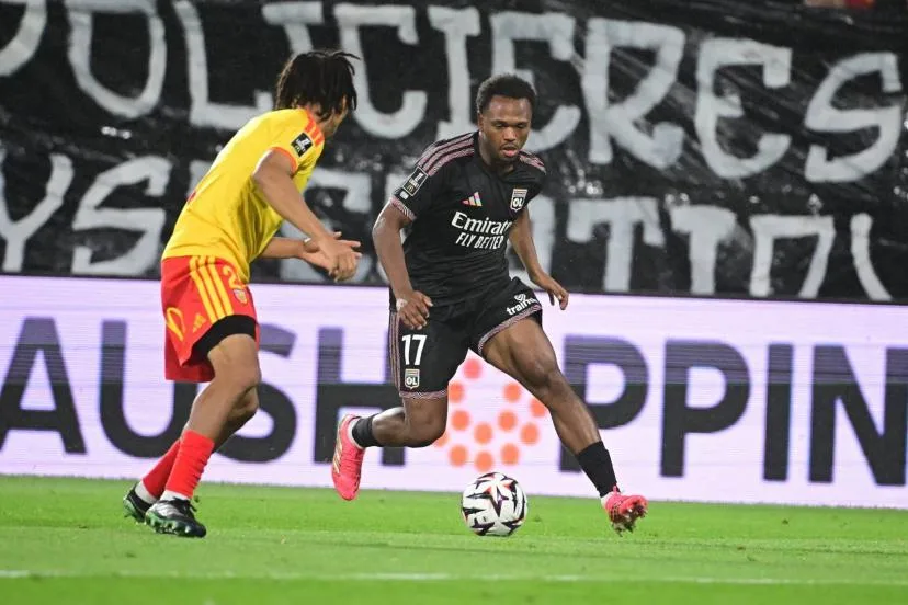 L'attaquant de l'OL Loïs Openda blessé et remplacé face à Lens