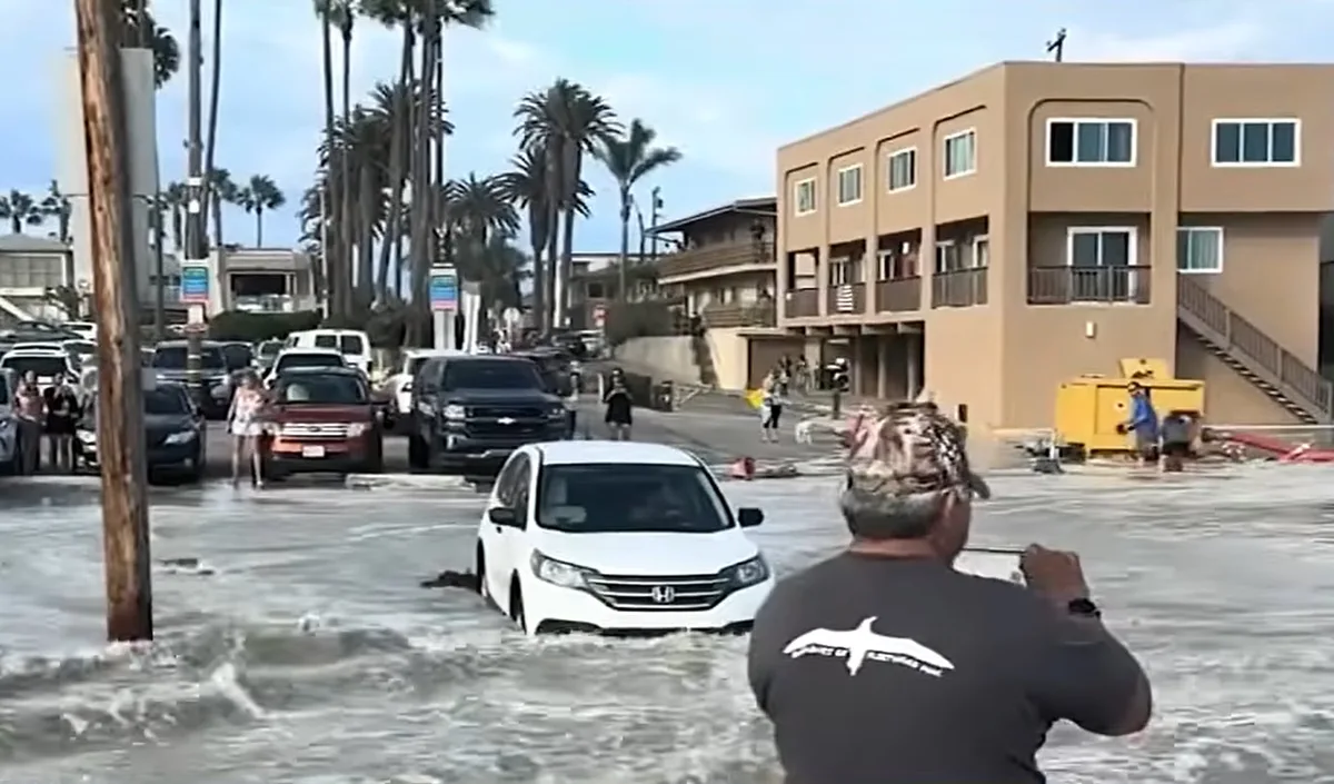 El fuerte oleaje provocado por el huracán Marie inundó ciudades costeras de California y genera peligrosas corrientes