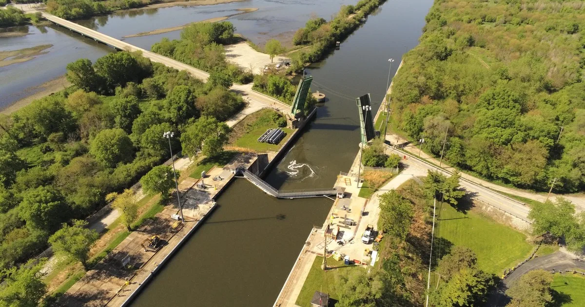 En 1933, Estados Unidos completó una vía fluvial de 549 kilómetros a través de Illinois para transportar carga entre los Grandes Lagos y el río Misisipi; décadas después, se convirtió en una ruta para la carpa invasora