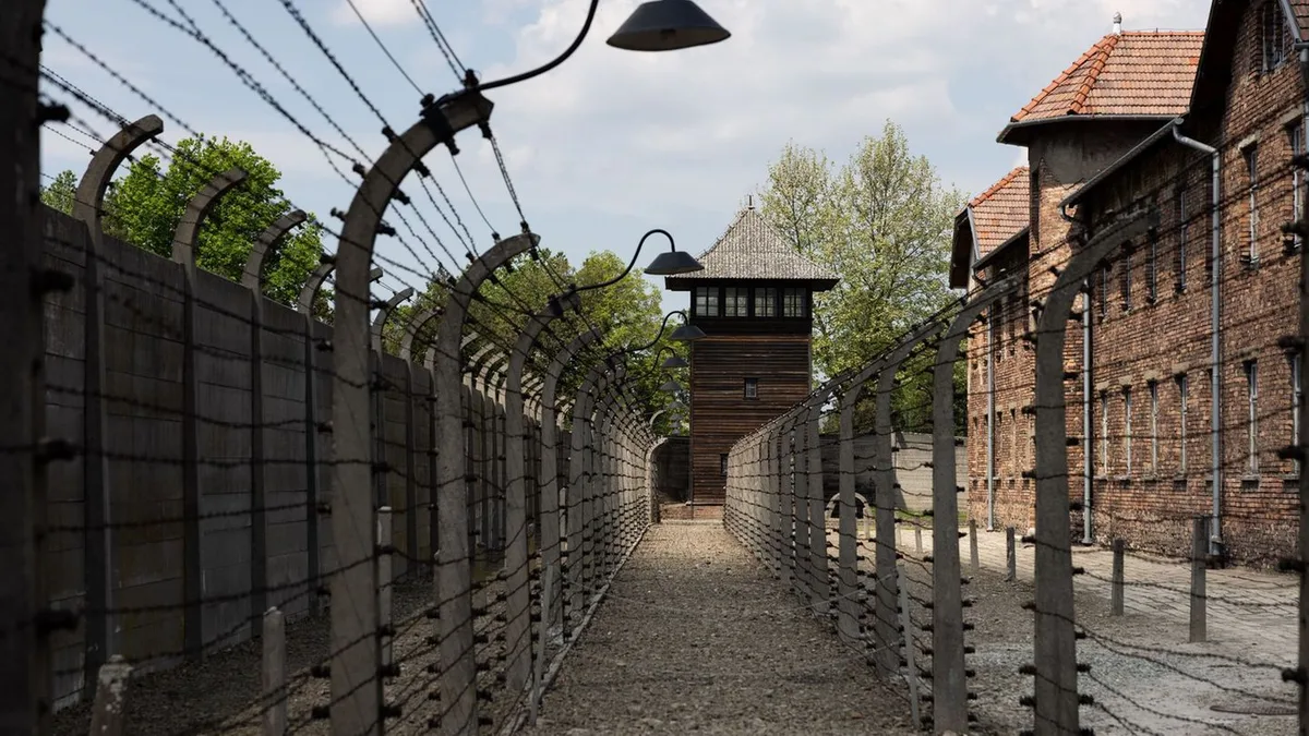 Spuren des Nationalsozialismus: Kuper in Auschwitz: Sorge um Jugend und Opfer-Dokumente
