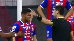 VÍDEO: ex-Sporting Matheus Reis perde a cabeça, empurra árbitro e arrisca castigo pesado
