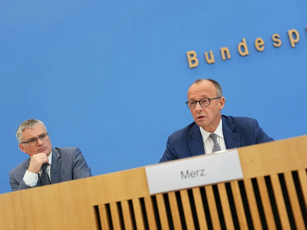 Newsblog zur Bundespolitik: Regierungssprecher zweifelt an Seriosität von Umfragen