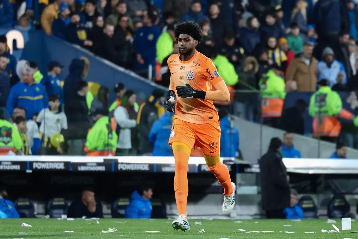 Corinthians solta nota e cobra punição após Hugo Souza denunciar racismo na Libertadores