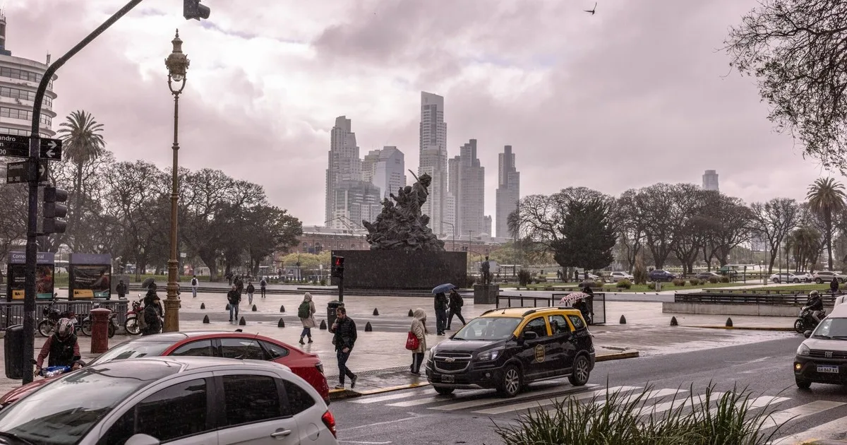 Por qué no sale el sol en Buenos Aires: qué es el bloqueo atmosférico que mantiene el cielo gris