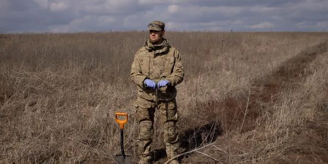 En Ukraine, la mort d’Oleksi Ioukov, le « collecteur d’âmes » qui consacrait sa vie à exhumer les corps de soldats morts sur le front, y compris de Russes