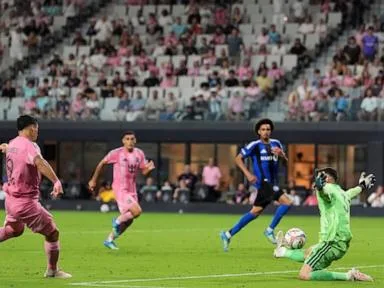 Lionel Messi scores 4 goals, adds assist to lead Inter Miami to 7-1 romp over Montreal