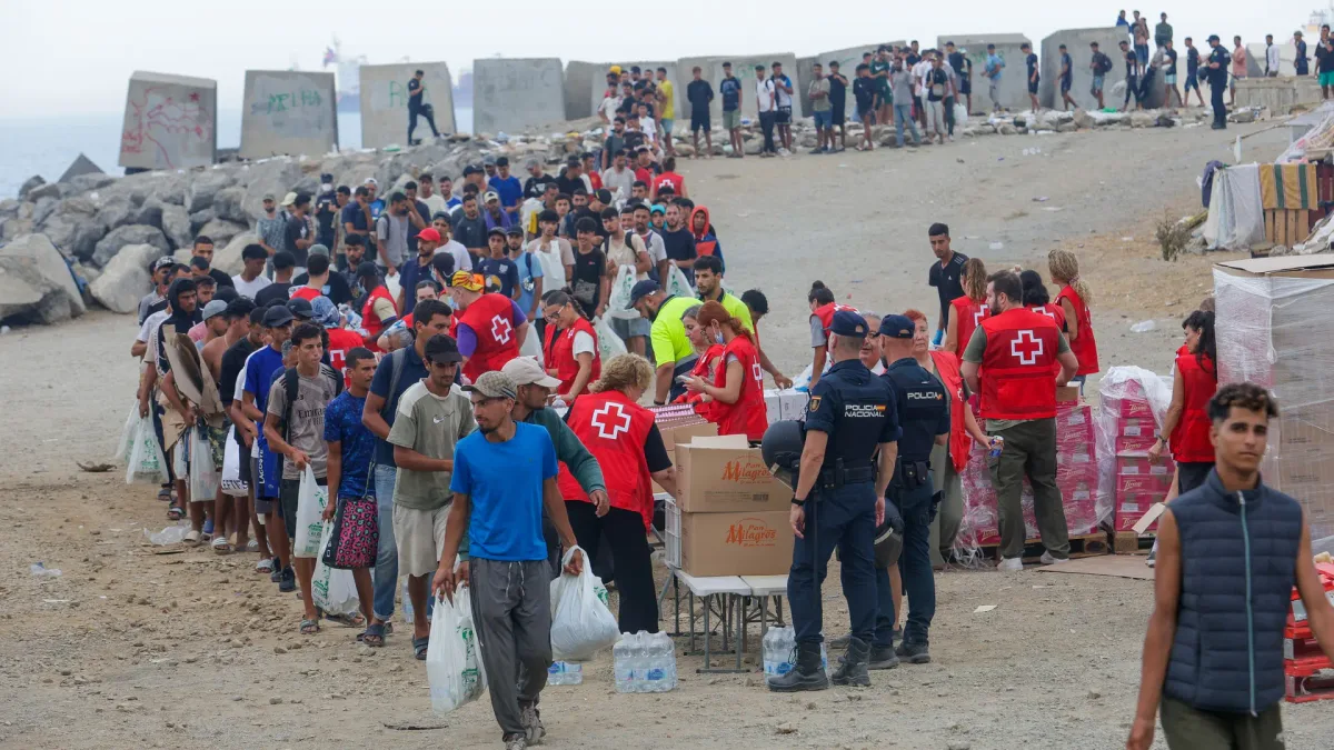 Vivir pendiente de una bolsa de alimentos, el esperado reparto de víveres en la playa del Trampolín: "Es la única comida del día"