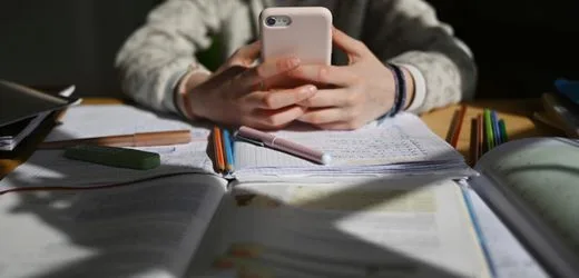 Künstliche Intelligenz in Schulen: Wie Google, Amazon und Microsoft in Europas Klassenzimmer drängen