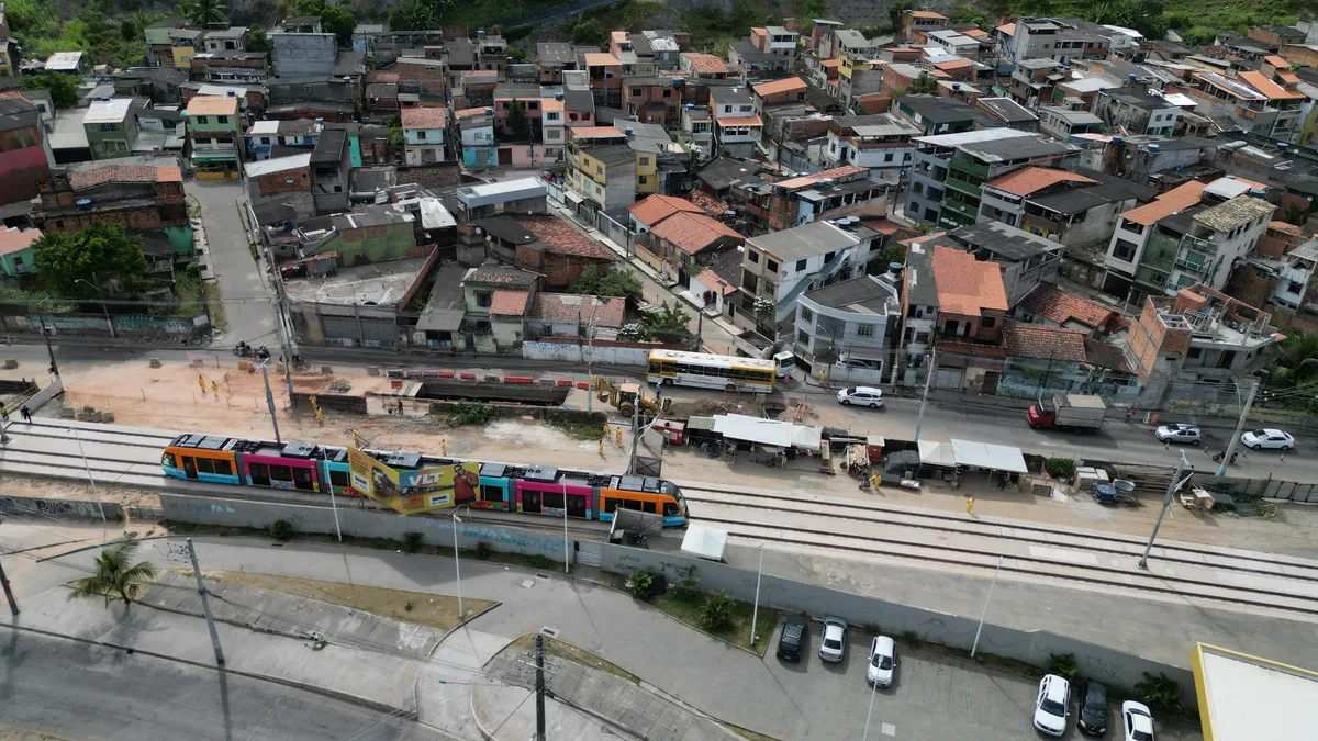 VLT inicia embarque e desembarque de passageiros entre Calçada e São Joaquim, em Salvador