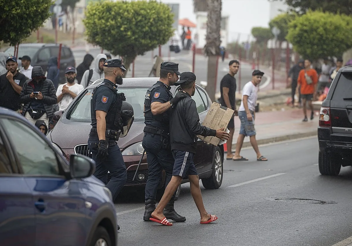 Iustitia Europa pide a la juez Tardón proteger a los agentes que apuntan a la Gendarmería marroquí de guiar la invasión en Ceuta