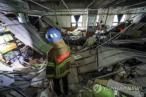 노인 대상 행사장 천장 마감재 10초간 연쇄 붕괴…38명 부상(종합3보)