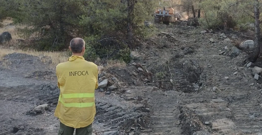 El incendio forestal de Las Tres Villas (Almería) supera ya las 300 hectáreas afectadas y obliga a confinar y realojar vecinos