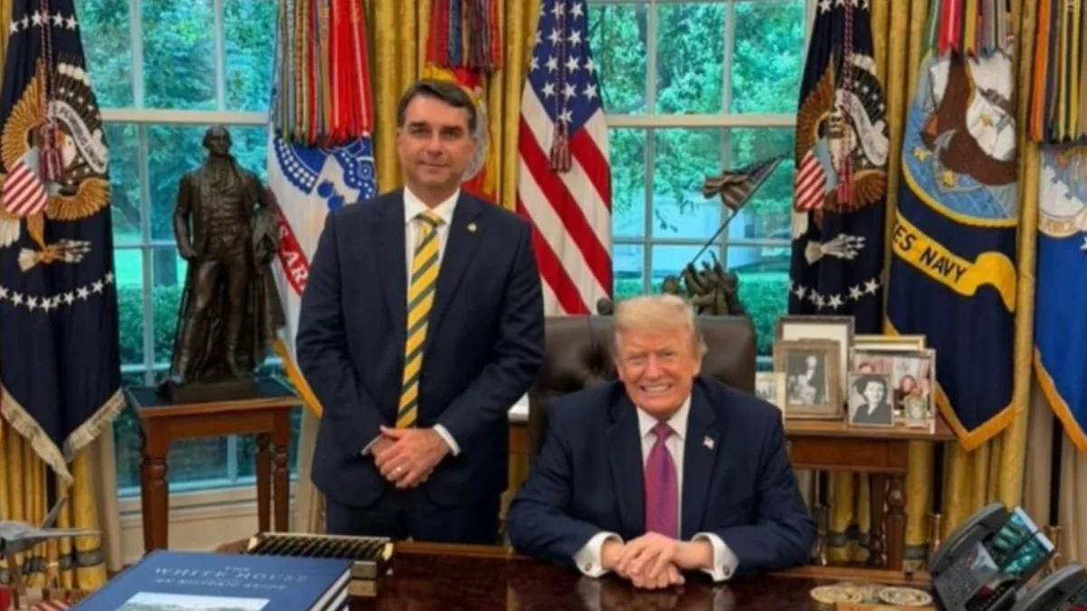 Flávio Bolsonaro não consegue esconder apoio ao tarifaço de Trump no JN