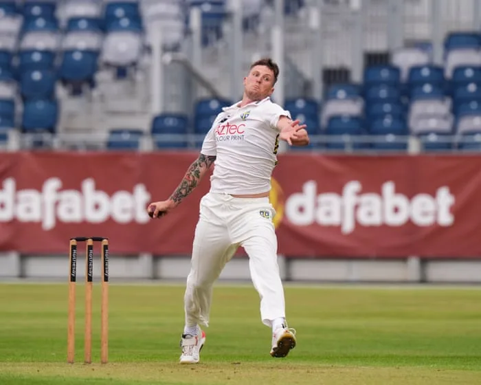 Warwickshire v Nottinghamshire, Essex v Surrey, and more: county cricket, day three – live