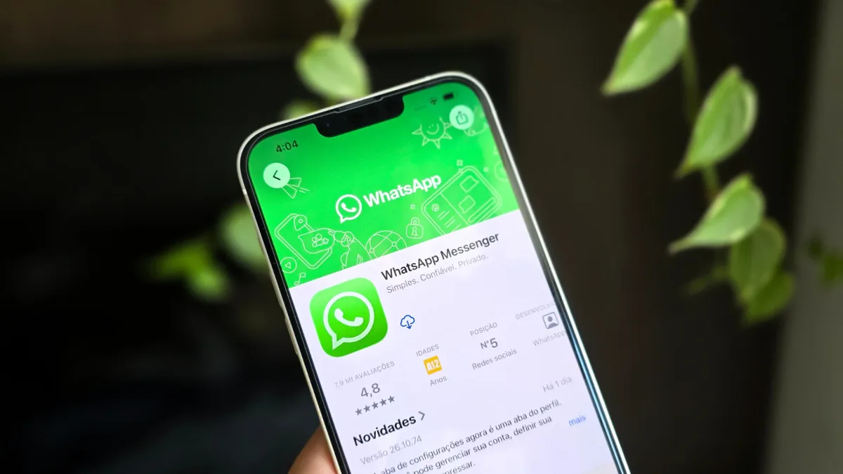 Nova versão do WhatsApp atualiza botões e player de vídeo com Liquid Glass