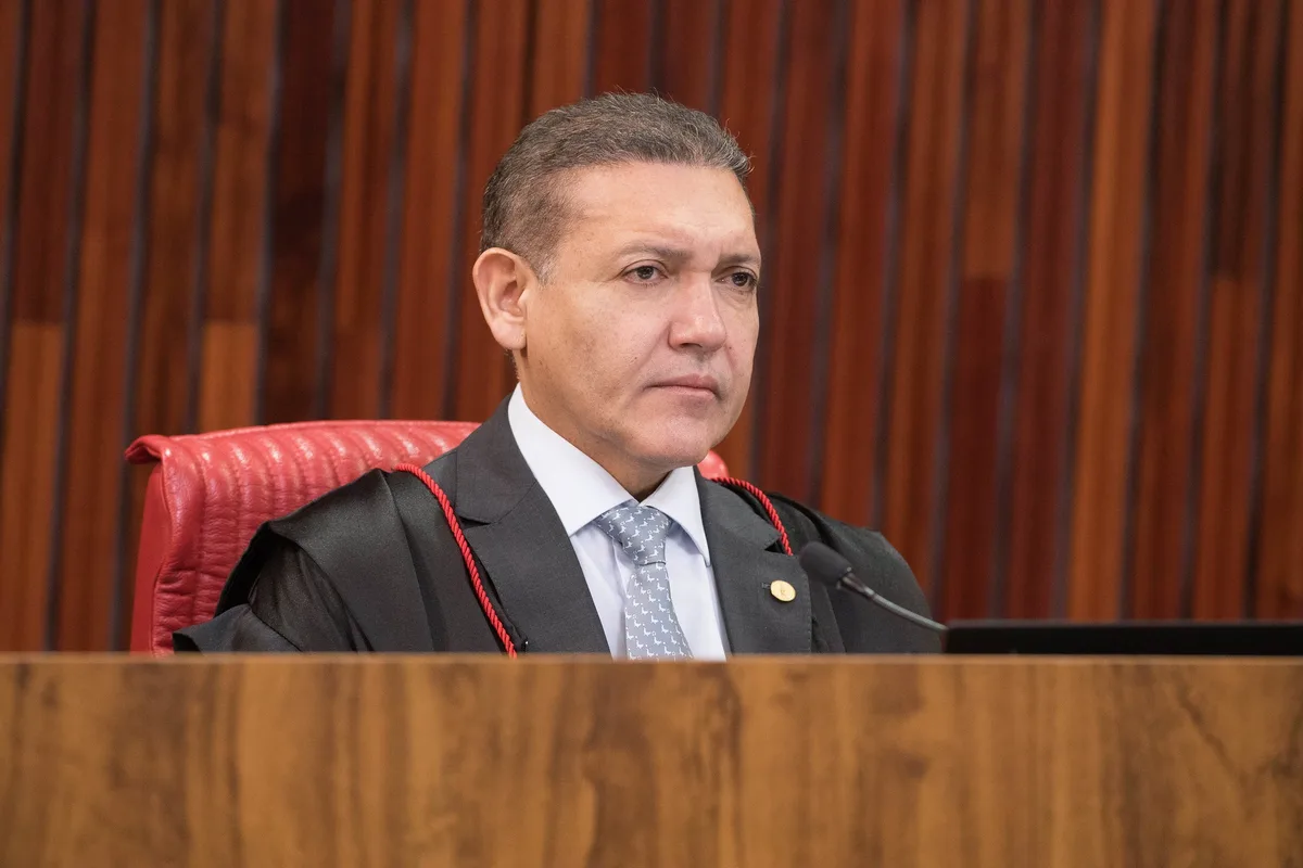 Nunes Marques atende Flávio Bolsonaro e tira do ar ‘Exército do Lula’