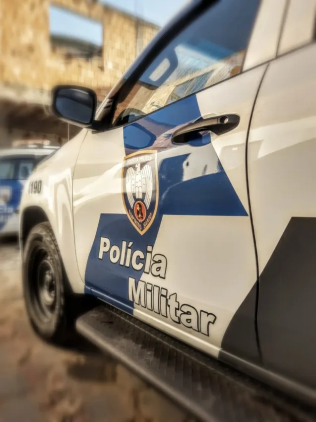 Mulher fica ferida em acidente entre moto e caminhonete em Anchieta