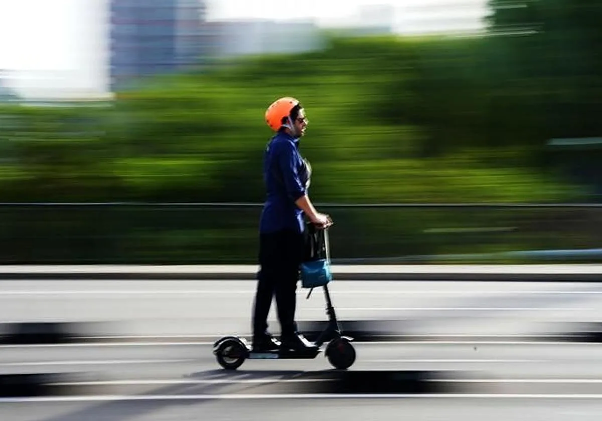 A la cárcel por embestir con su patinete a un agente cuando regulaba el tráfico en Semana Santa en Almería
