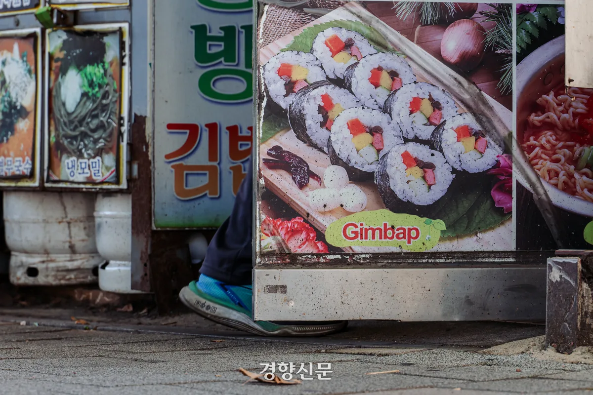 “편의점 김밥도 4000원”…마라탕엔 줄서는데 ‘싸구려 한식’에 갇혀 사라지는 동네 밥집