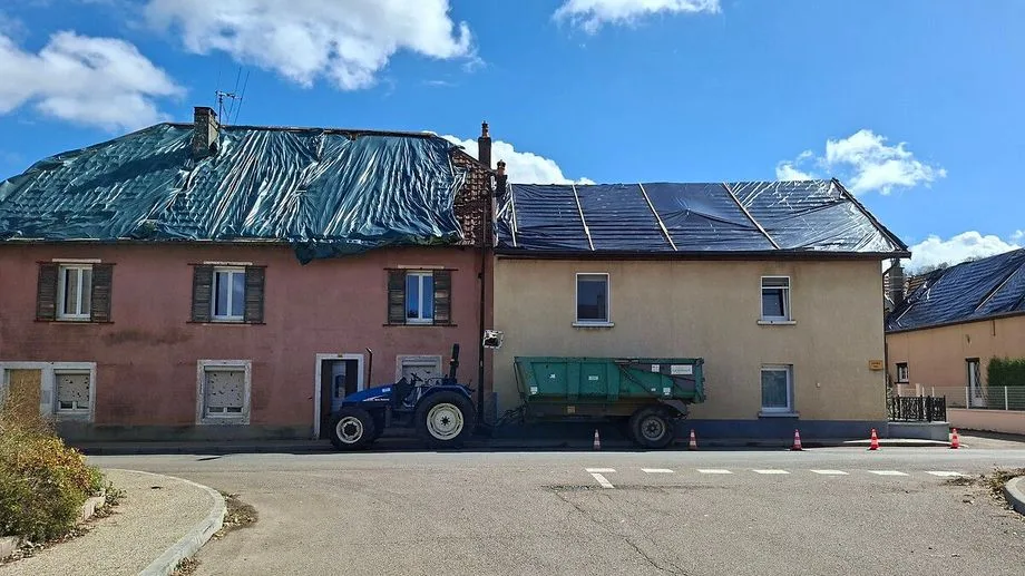 Doubs : "Il y a beaucoup à faire", les couvreurs sur le pont après le violent orage de grêle à Pouligney-Lusans