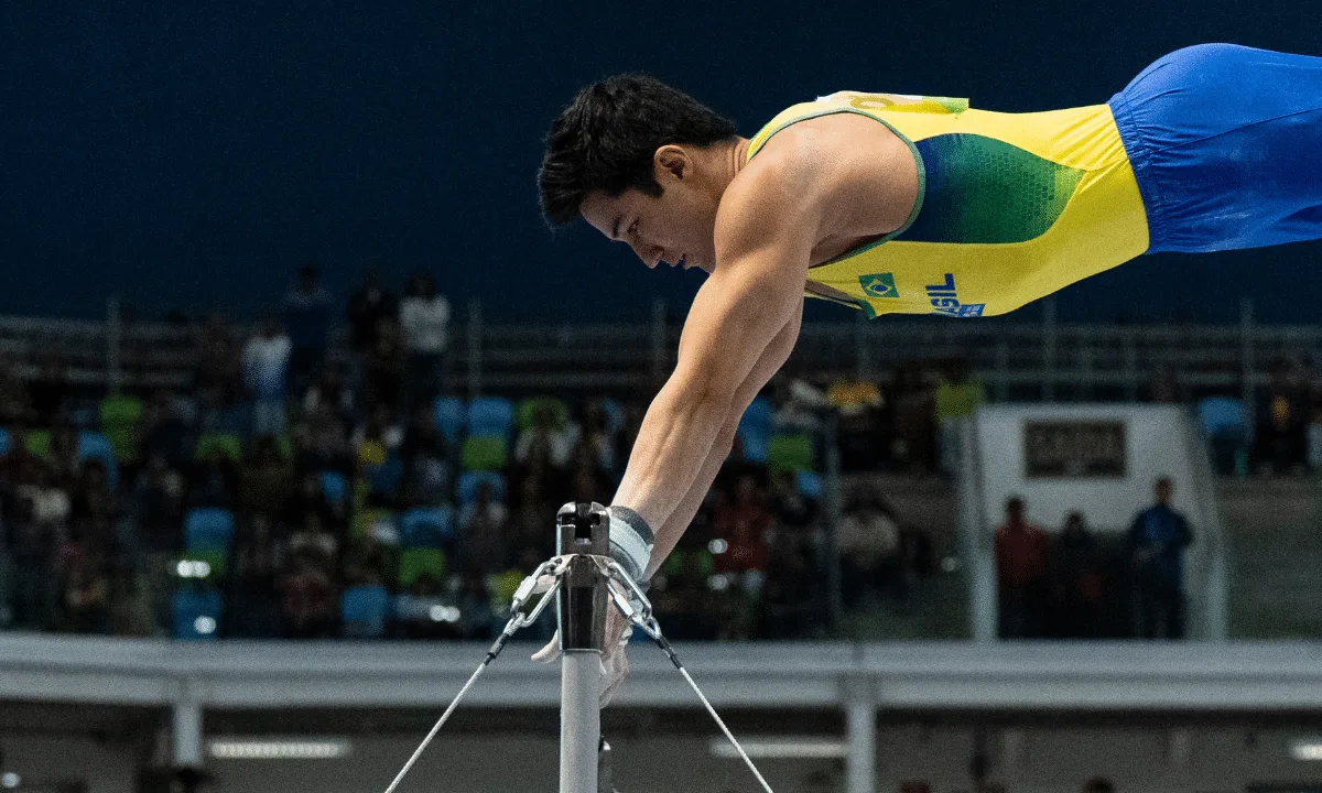 Arthur Nory é campeão e Brasil garante pódio duplo no solo feminino