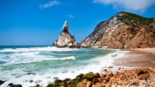 Buscas pelo jovem desaparecido em praia de Sintra retomas pelo 3.º dia